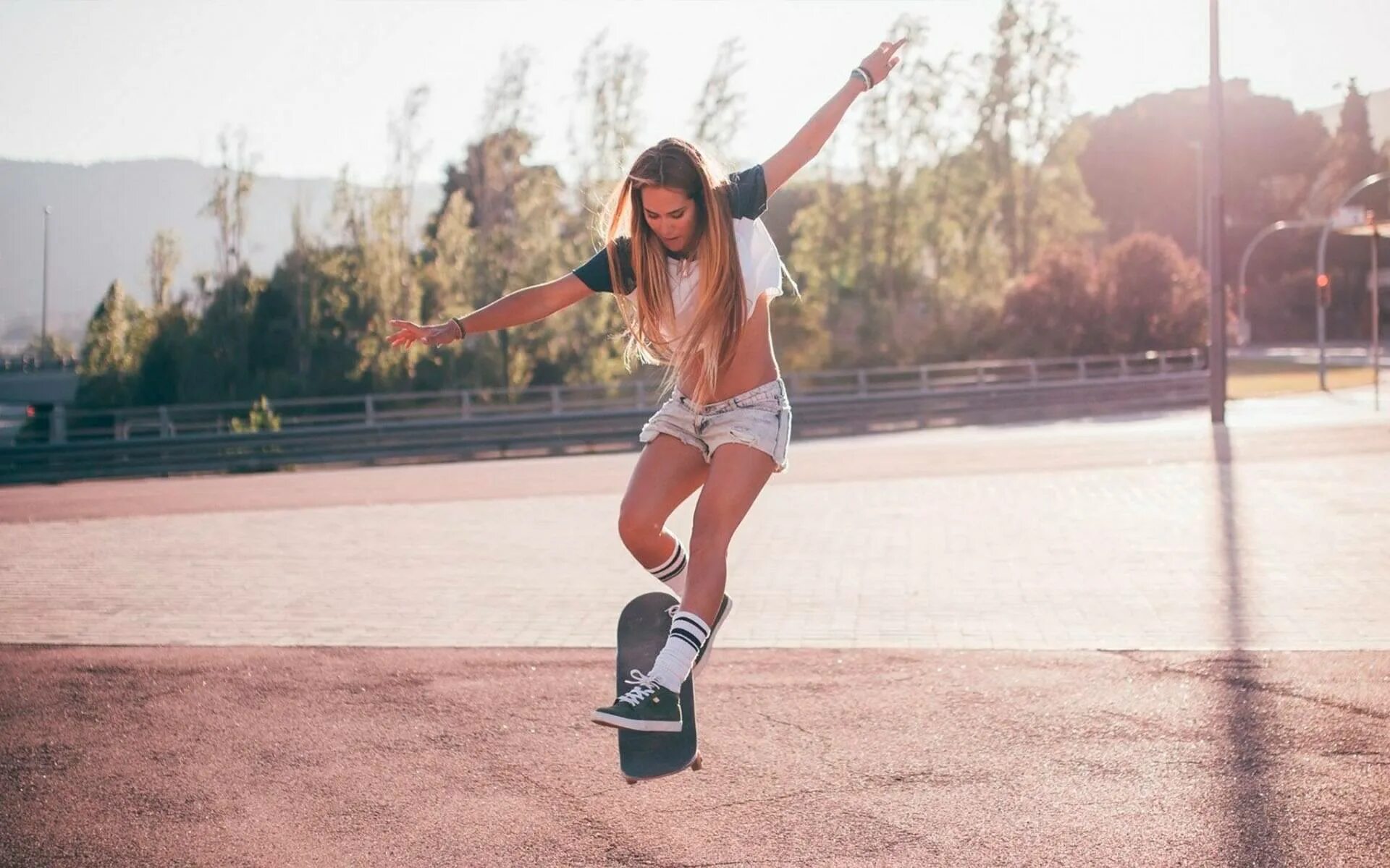 Стильная девушка в прыжке. Девушка прыгает на улице. Рейчел вингберг скейтбордистка. Девушка прыгает на улице. Jumping woman street.