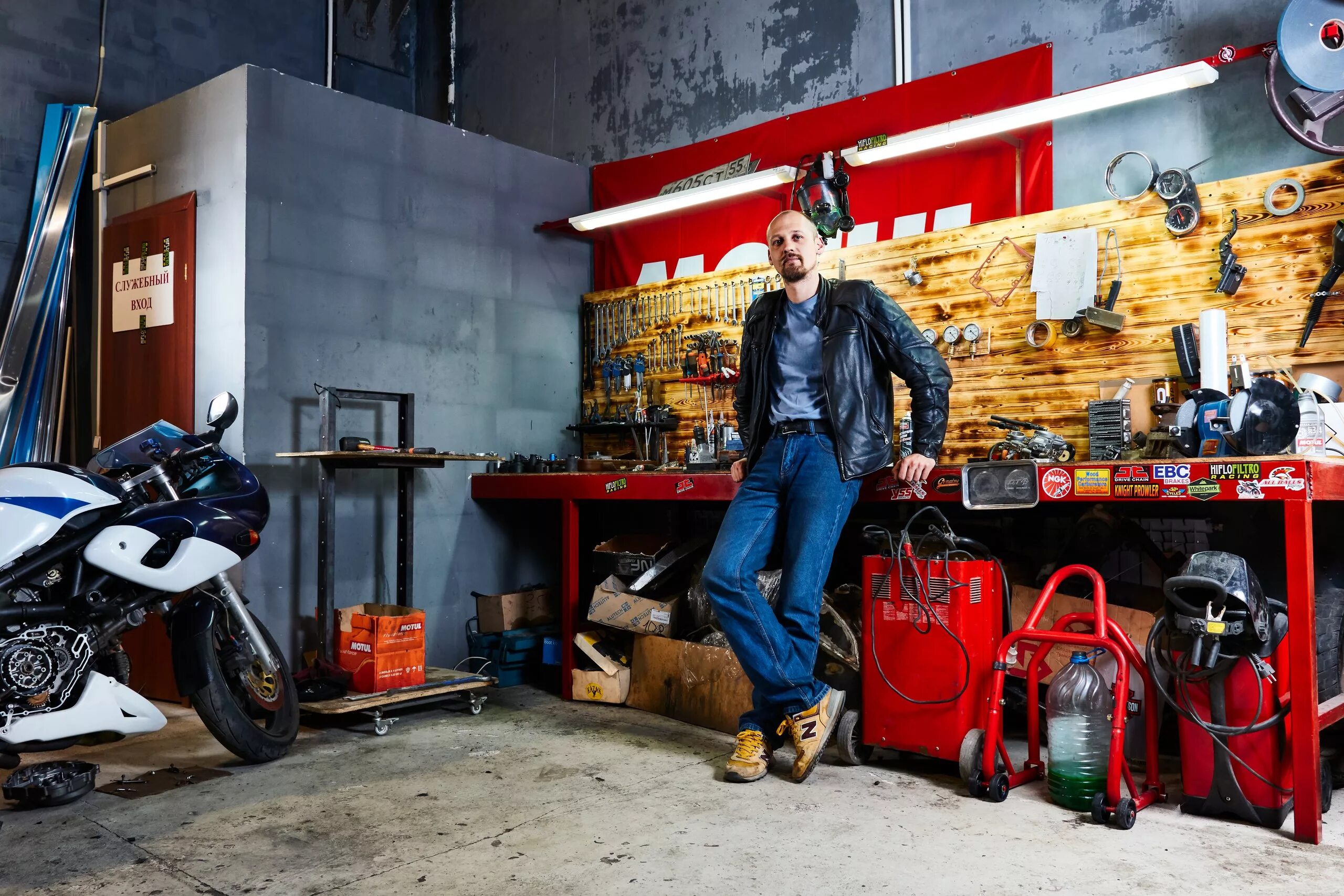 Техобслуживание мотоцикла. Сервис мотоциклов. Реконструкция мотоцикла. Сервис мотоциклов. Гараж для мототехники.