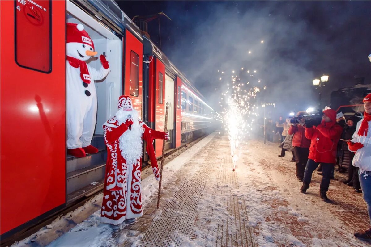 новогодний экспресс поезд в великий устюг. где сейчас новогодний поезд. Rzd поезд деда мороза. поезд мороз экспресс москва великий устюг. поезд деда мороза 2022 оренбург.