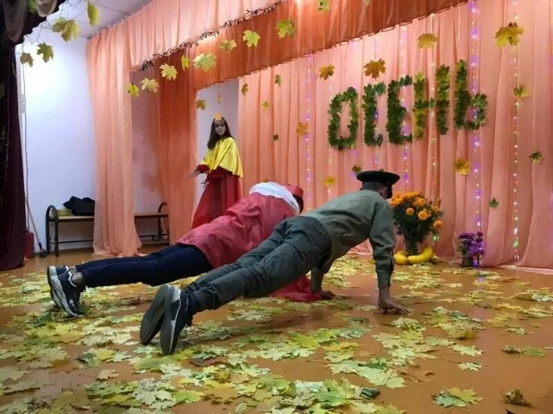 Разноцветные листочки в вальсе радостном. Сценка осенний бал в детском саду. Осенний бал для старшеклассников. Осенний бал в школе. Интересные игры на осенний праздник 5-6 класса.