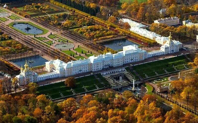 Большой Петергофский дворец Санкт-Петербург. Дворец в Петергофе Растрелли. Петродворец большой дворец. Растрелли Архитектор Петергофский дворец.