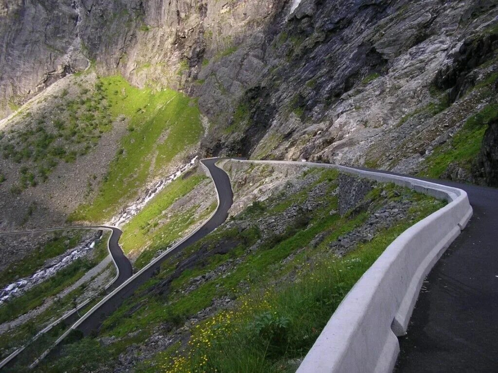 Самая дорогая дорога в мире фото. Опасные дороги. Опасные горные дороги. Опасная Горная дорога. Страшные горные дороги.