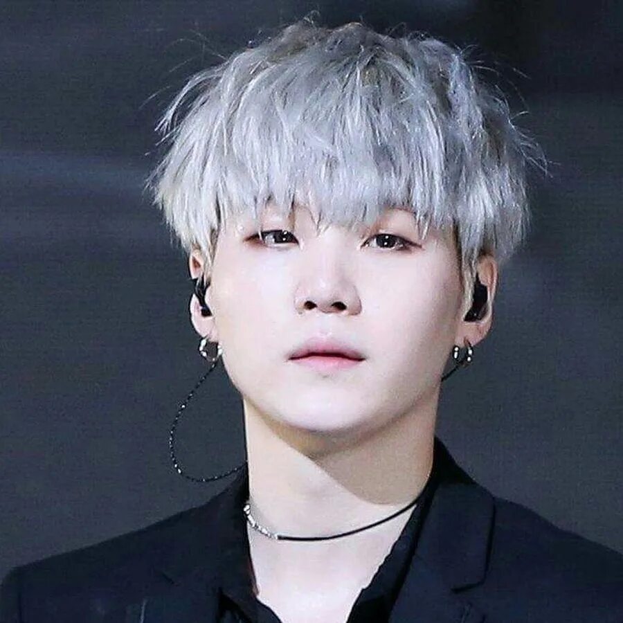 Юнги идет. Шуга БТС. Юнги. Юнги из BTS. Suga BTS.