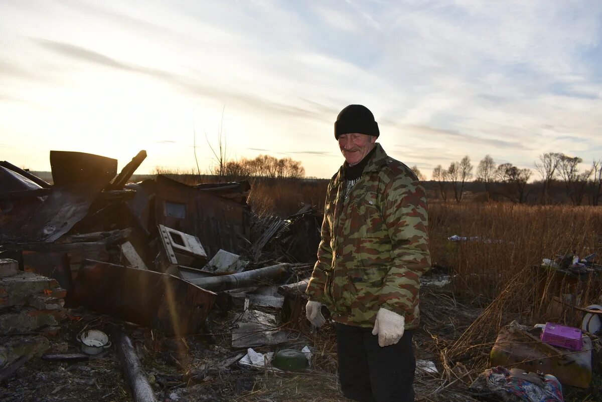 В рязанской области мужчина. Песочня Рязанская область Путятинский район. Песочня дома Путятинский район Рязанской. Песочня Рязанская область Путятинский район детский дом. Деревня Песочня сгоревшие дома.