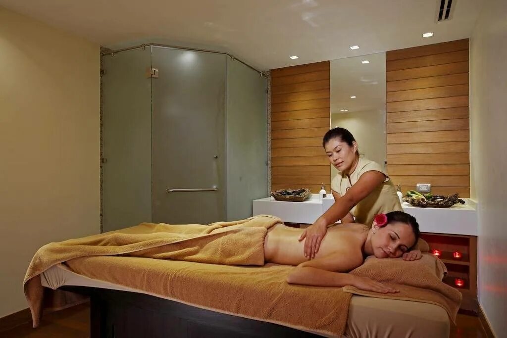 Жена в массажном салоне. Centara Nova Hotel & Spa Pattaya. Centara Pattaya 4* Nova Hotel Spa 4. Спа салон Паттайя. Спа салон Паттайя Иваново.