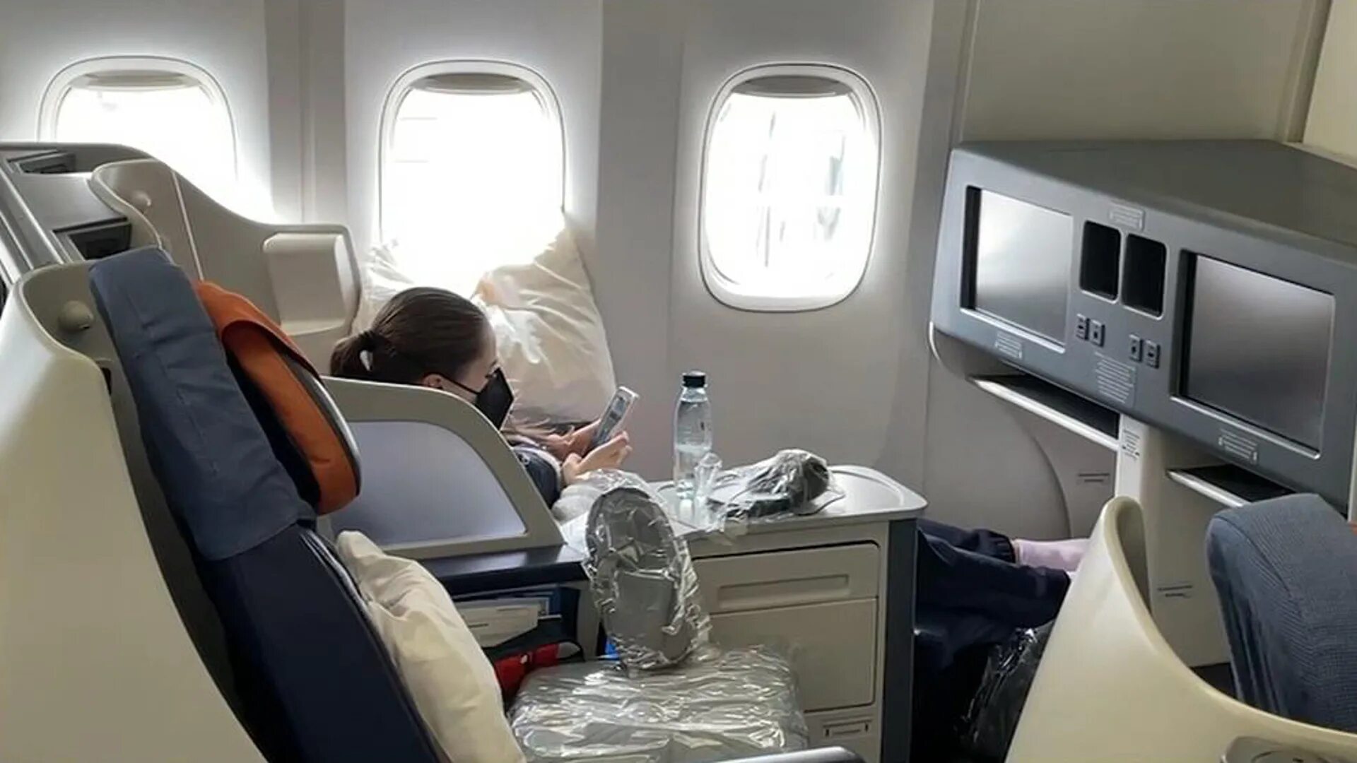 Самолет 0 01. Москва пекин самолет. пекин с самолета. камила валиева в самолете. самолет из москвы в пекин.