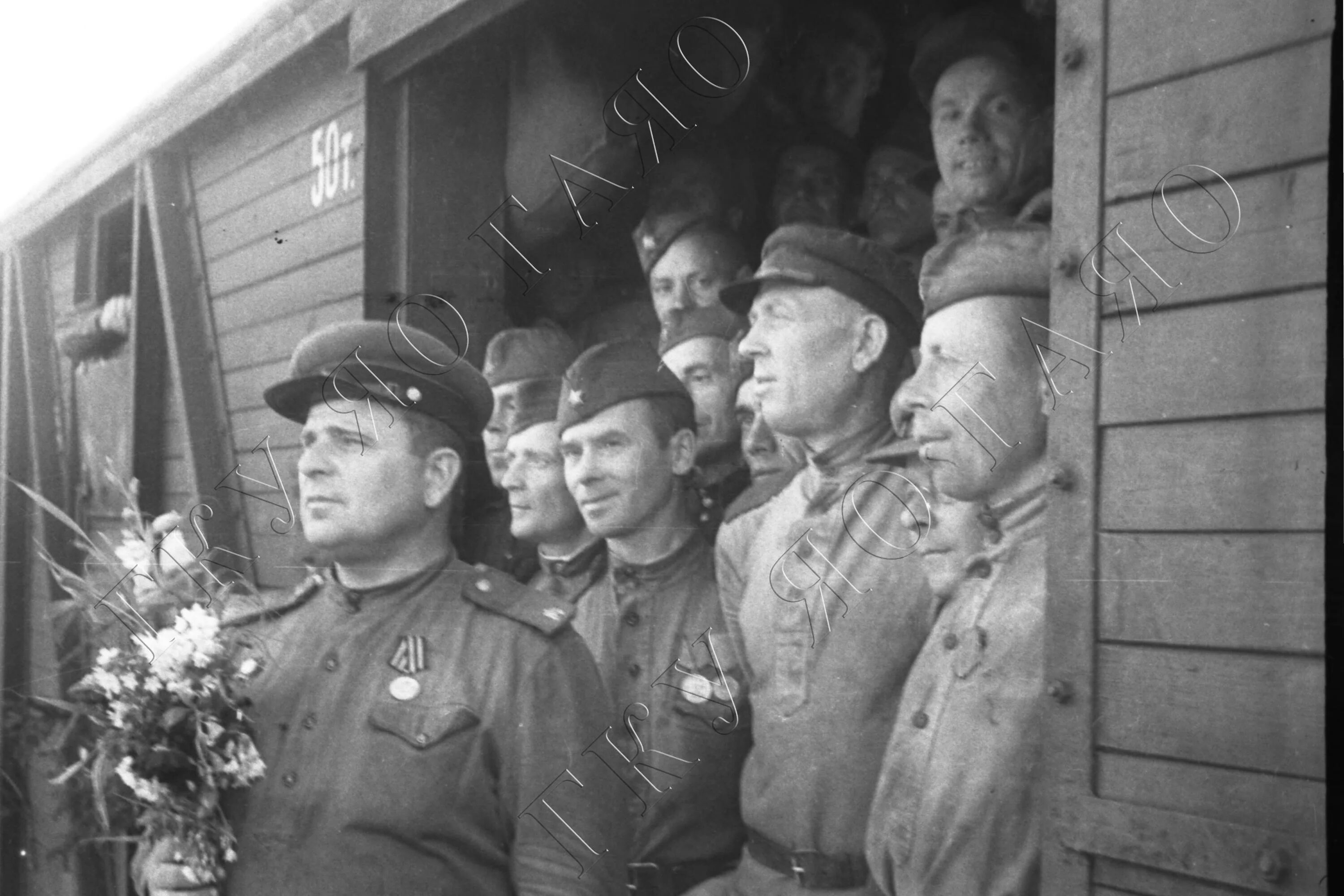 Демобилизация 1945. Вернулся с войны. вернулся с фронта. солдаты вернулись с войны 1945. встреча воинов победителей 1945.