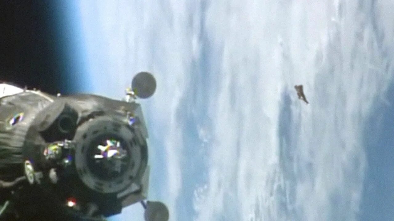 Нло на орбите последние данные. Корабль черный принц на орбите. черный рыцарь спутник фильм. роскосмос нло. летающий объект вокруг земли.