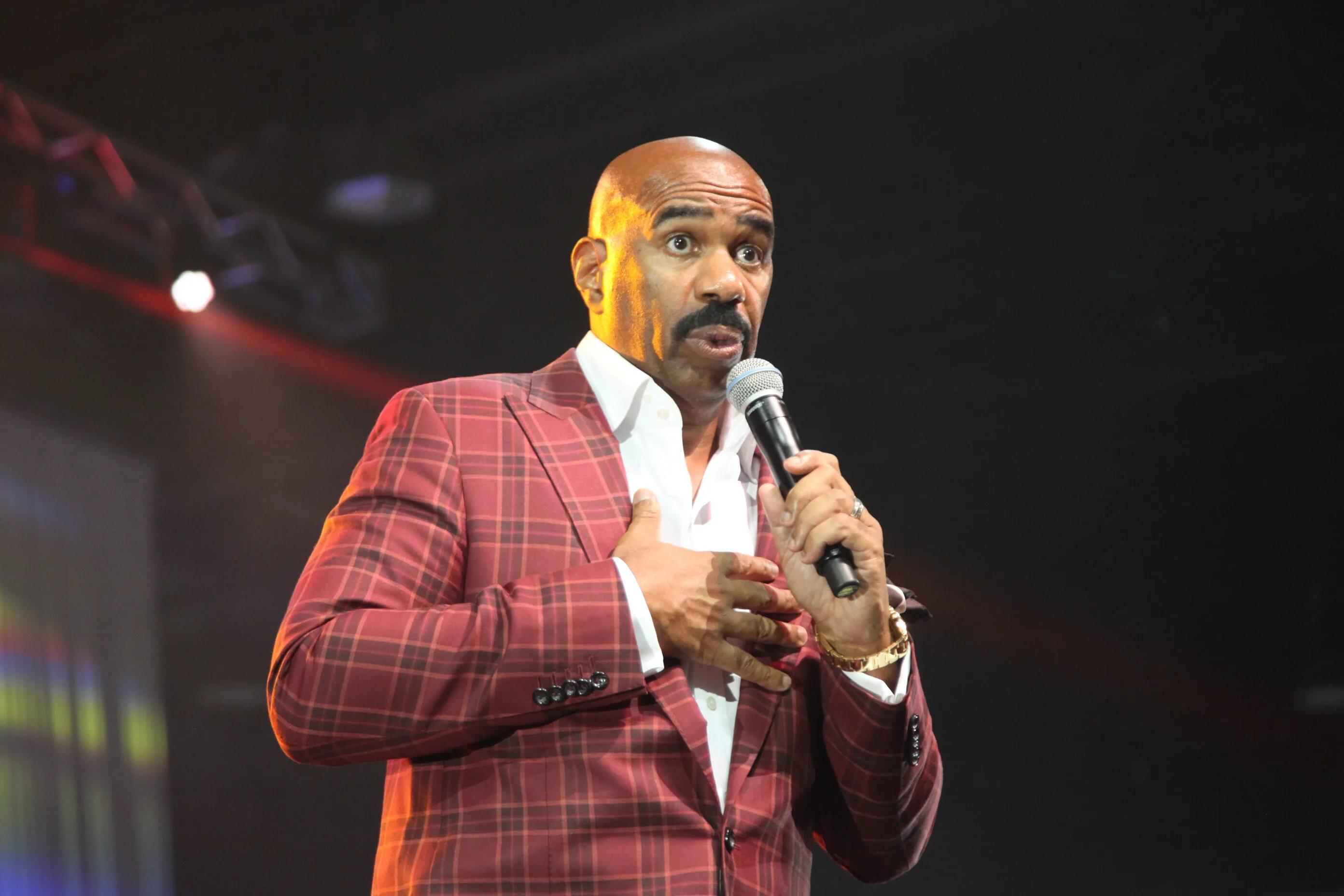 Steve Harvey. Steve Harvey 2021. Американский шоумен. Steve Harvey передача. Чернокожий ведущий