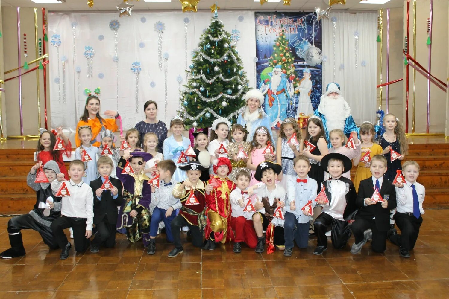 новогодняя елка в школе. новогоднийутреник в сколе. конкурс новогодний класс в школе. как в школе проходит новый год. классный час празднование нового года.