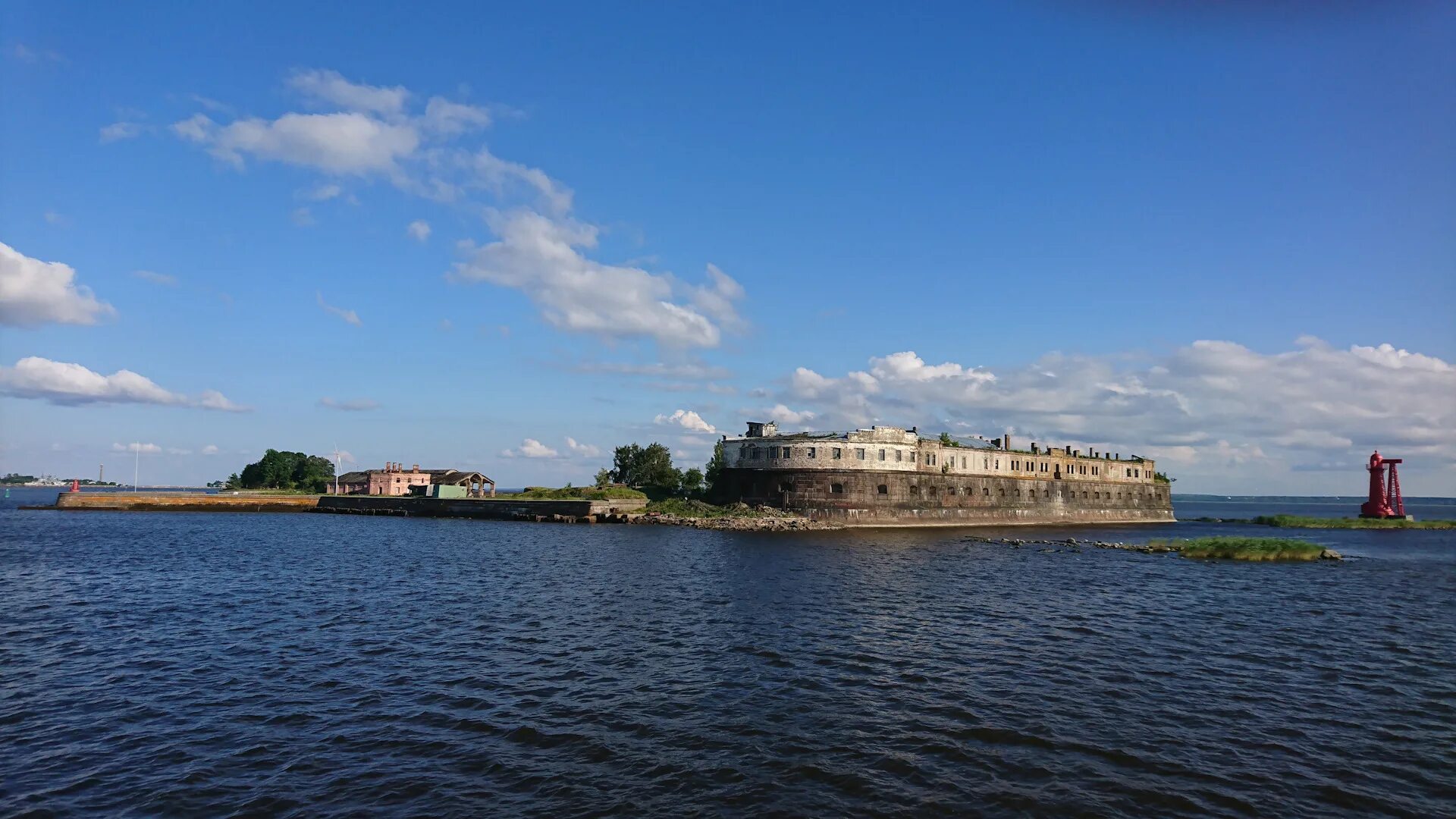 Кроншлот кронштадт. Кронштадтская вода. Кронштадт фото с моря. Остров котлин кронштадт, санкт-петербург,. Дамба в финском заливе кронштадт.