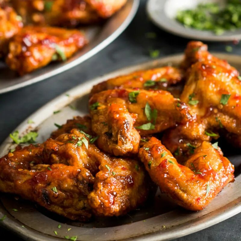 Жареные крылышки. Крылья в медово горчичном соусе в духовке. Крылышки барбекю. Гарнир к крылышкам. Куриные крылья в духовке с хрустящей корочкой.