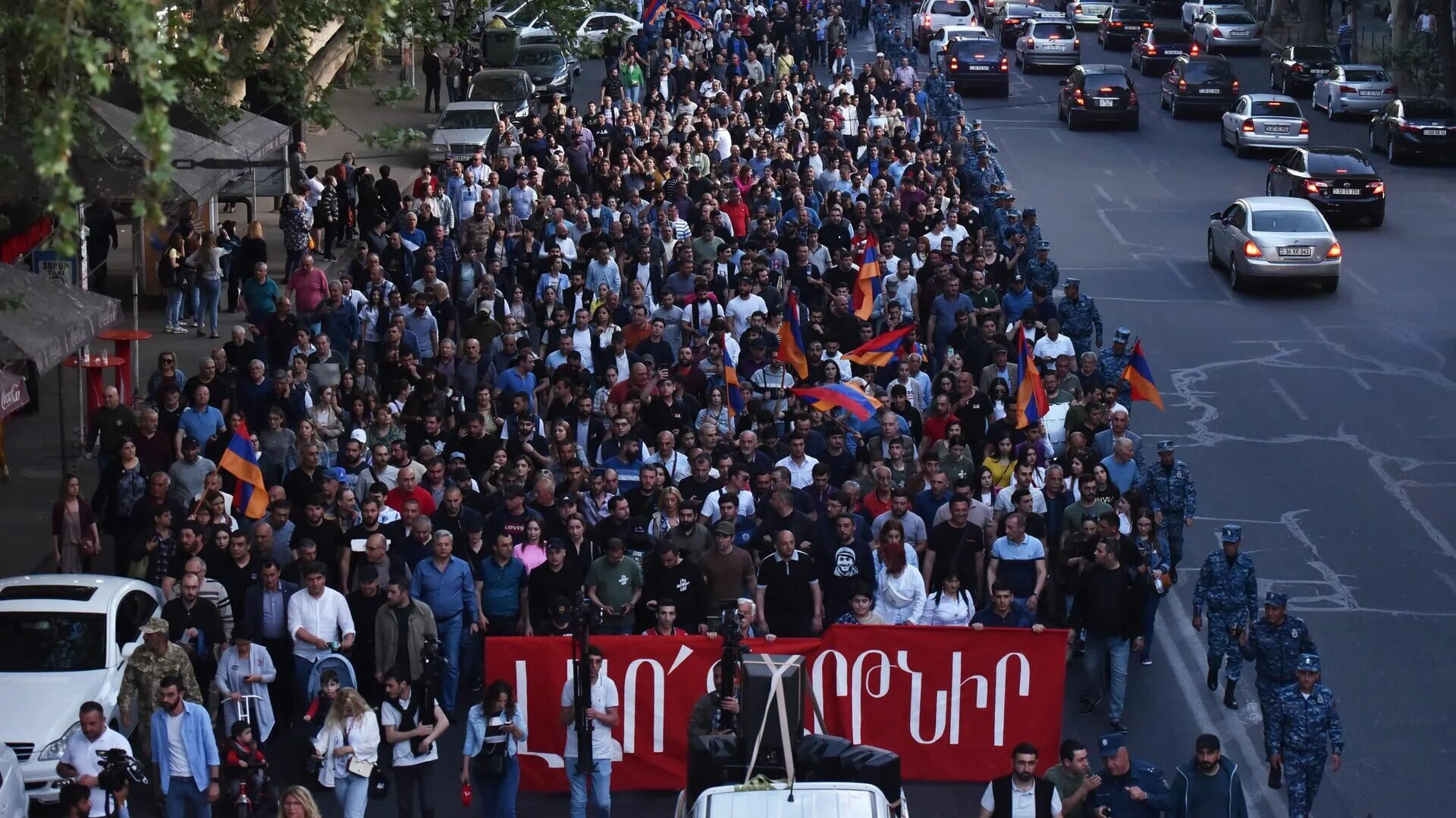 Нападение в ереване. Протесты в Армении 2022. Митинг шествие в Ереване. Акции протеста в Ереване. Беспорядки в Армении.