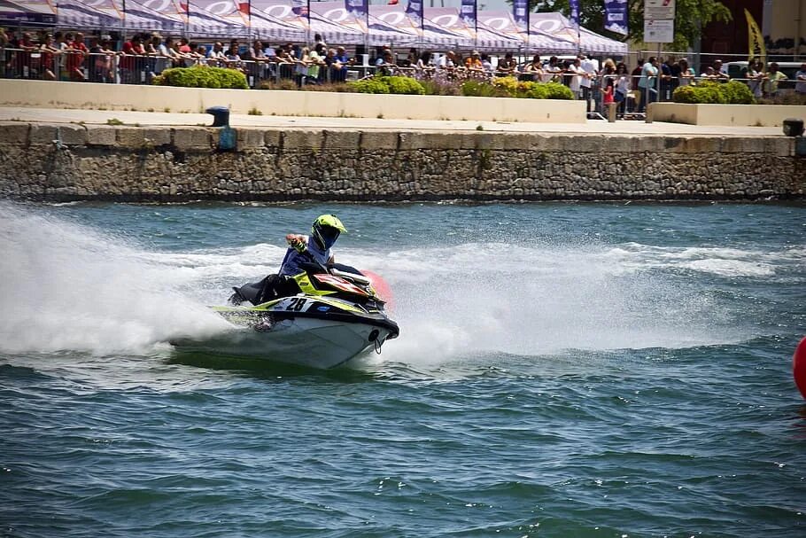 Water bike. Водные мотоциклы гоночные. Гонки на реактивных лодках. Ватер байк. Гидроцикл на морском пирсе.