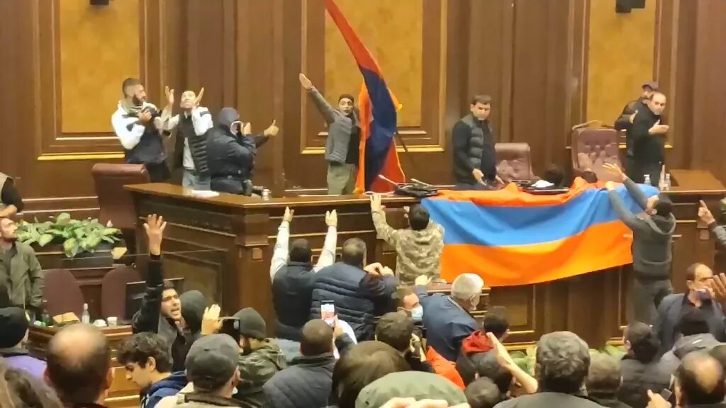 Армению захватили. Пашинян парламент. Захват армянского парламента. Столкновения в парламенте Армении. Захватили армянский парламент.