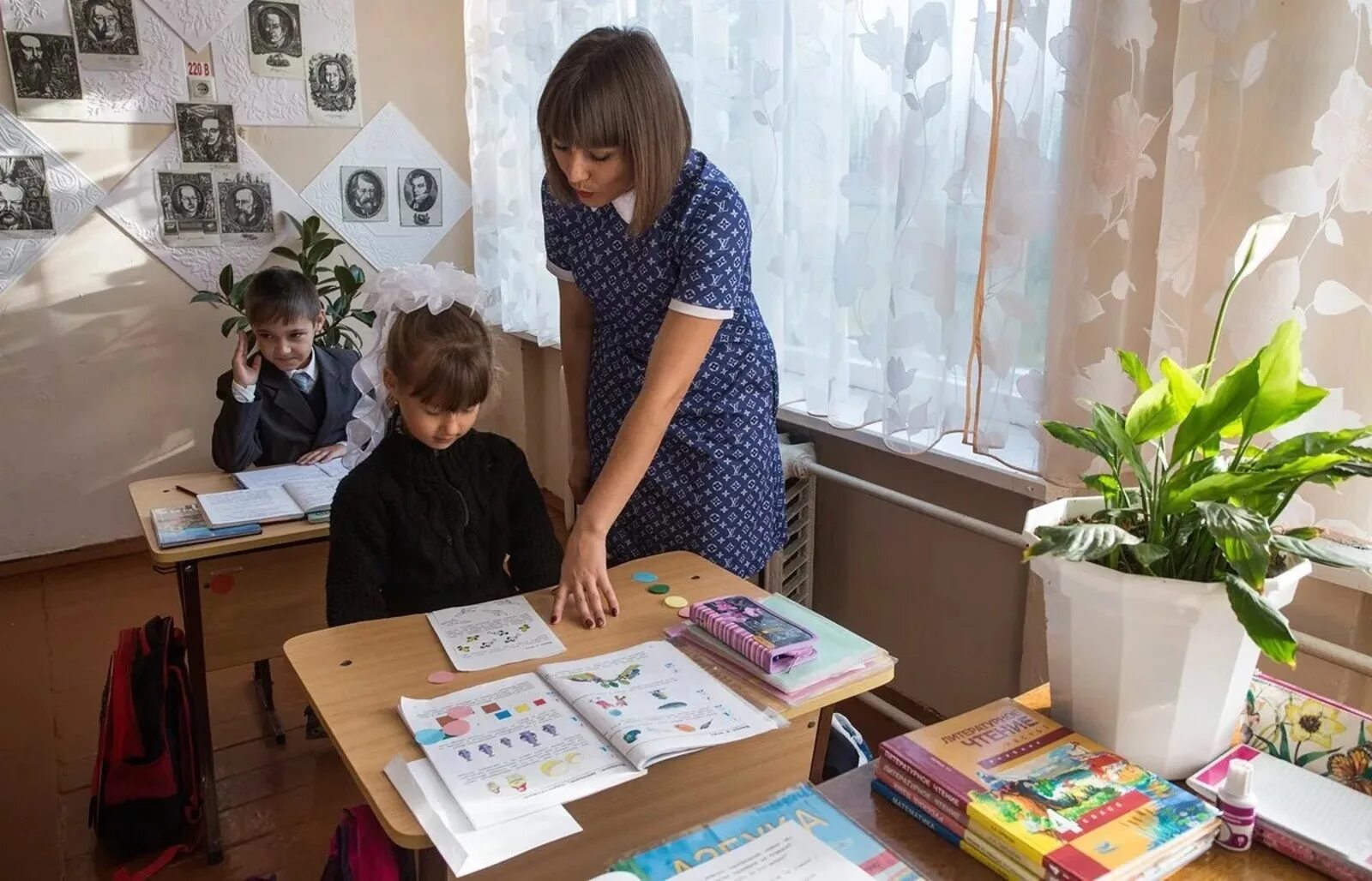 Малокомплектная школа урок. Учитель в сельской школе. Сельский учитель. Учительская в сельской школе. Молодые учителя в сельской местности.