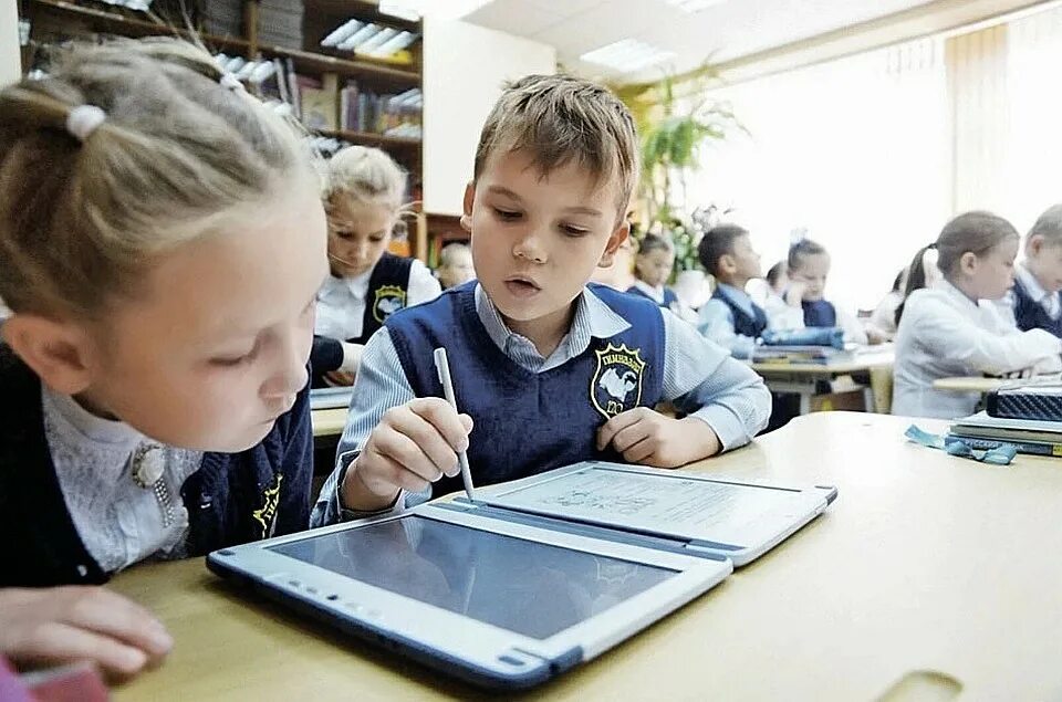 дети в школе с планшетами. проект электронная школа. современная электронная школа. самый тихий ученик в классе. московская цифровая школа.