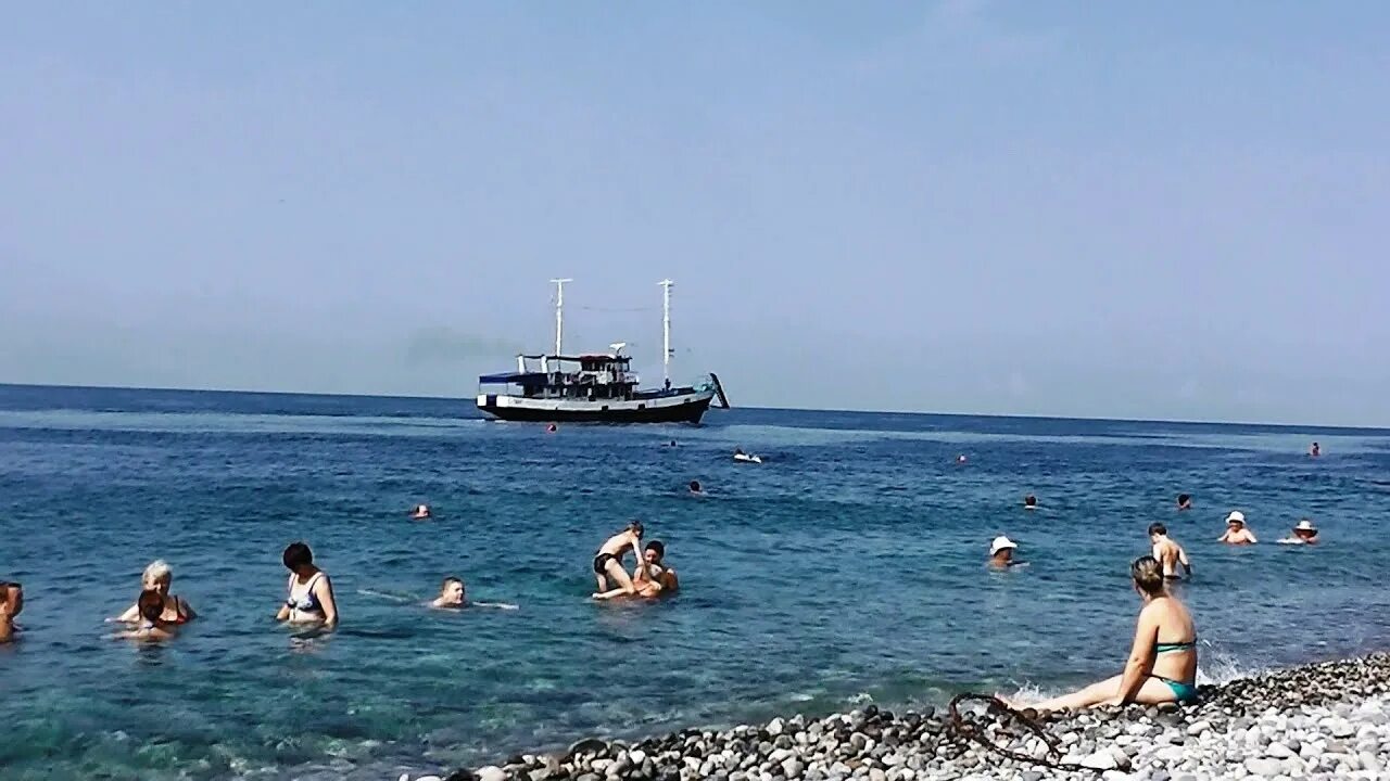 Погода в пицунде вода в море. Корабли Пицунда Абхазия. Корабль в Пицунде. Старый Маяк Пицунда. Абхазия лайнер герой Абхазии.