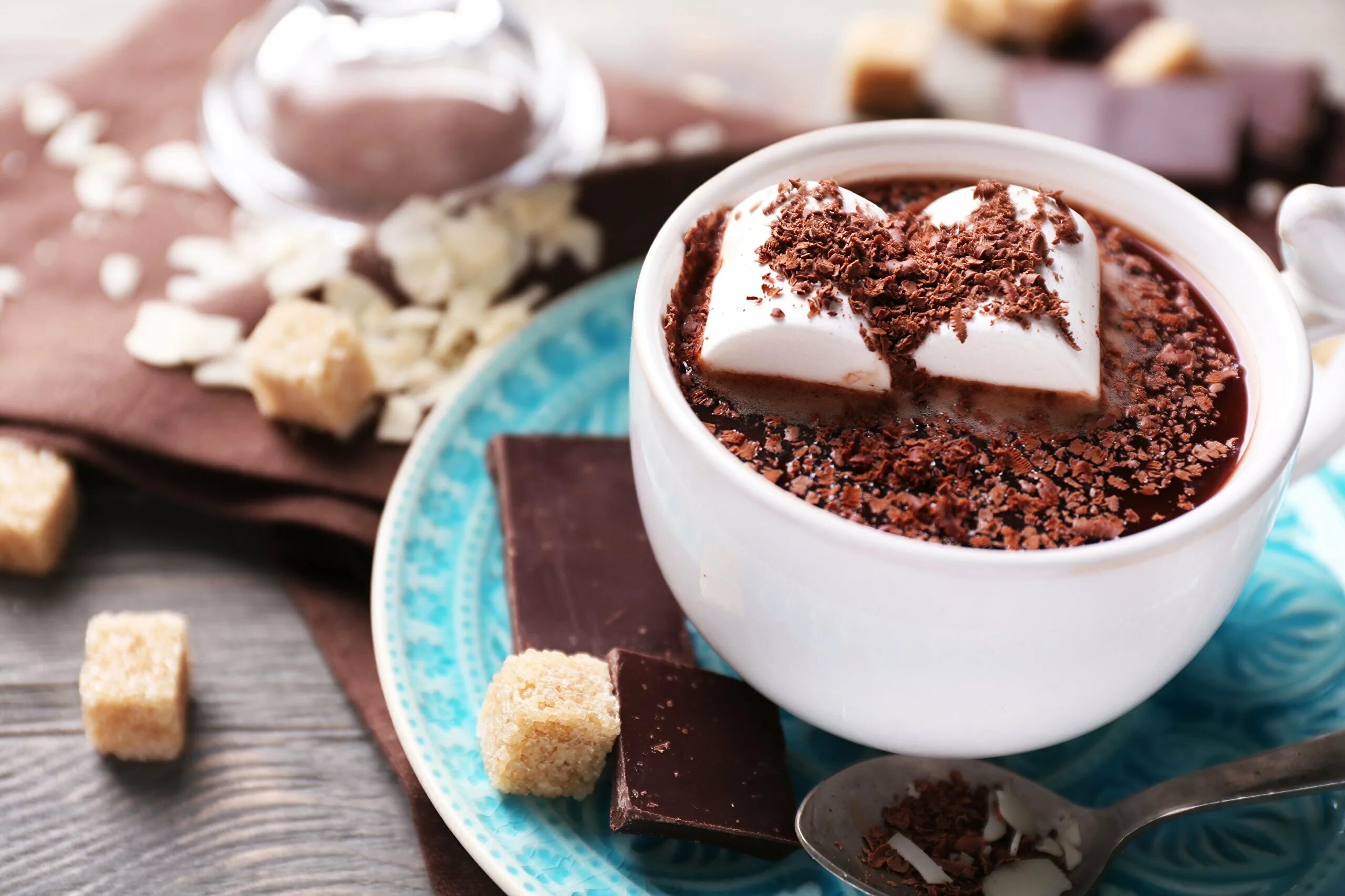Горячий шоколад с маршмеллоу. Какао с маршмеллоу Шоколадница. Кофе с шоколадом и маршмеллоу. Десерт из маршмеллоу и шоколада.