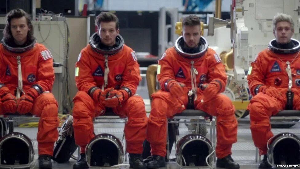 Go one space. One direction drag me down. one direction космос. клип про космонавта. one direction nobody can drag me.
