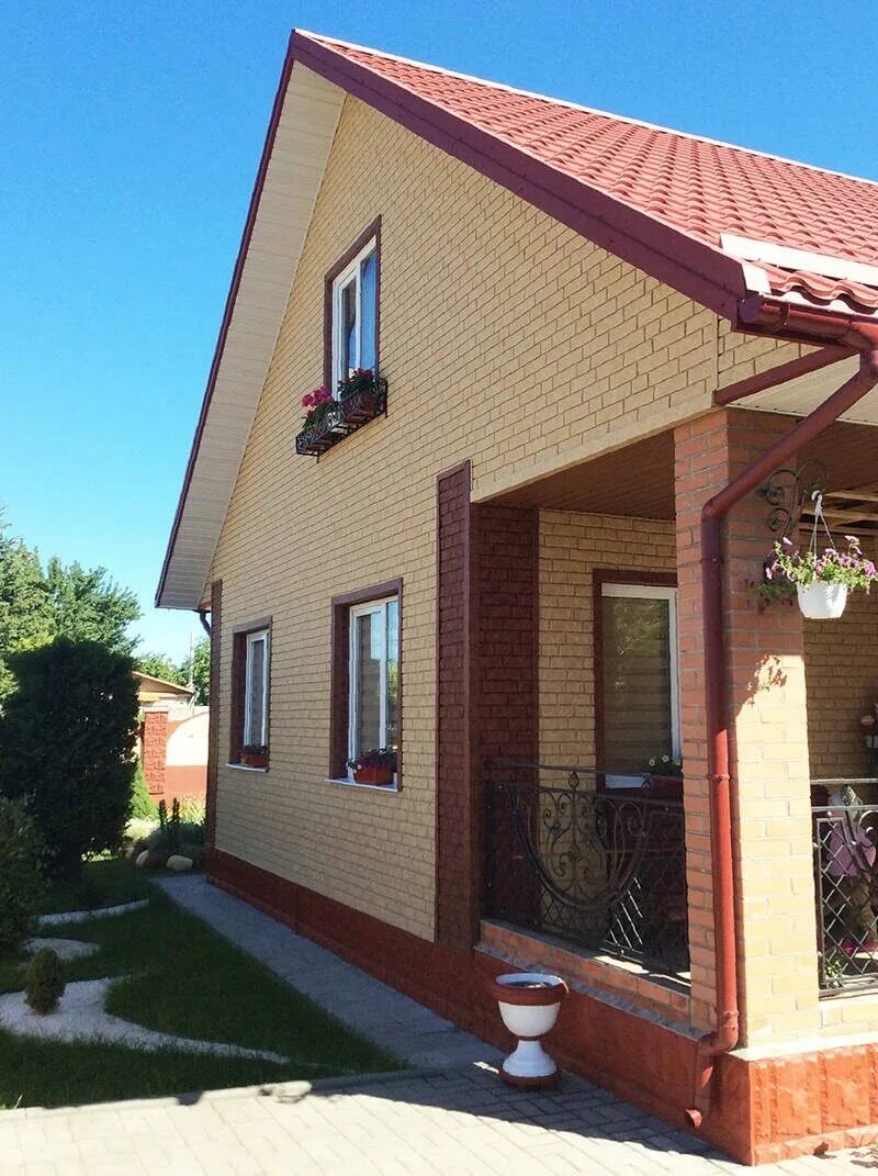 Дом из сайдинга под кирпич. Сайдинг ю-пласт стоун-хаус кирпич песочный. фасадная панель ю-пласт стоун-хаус кирпич. сайдинг стоун хаус под кирпич. стоун хаус клинкер песочный.