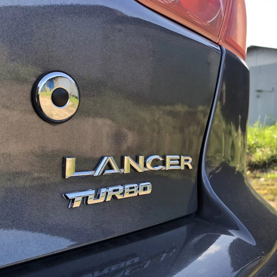 Шильдики лансер 10. Ланцер надпись. Шильдик на крышку багажника lancer x. Наклейка мицубиси. Шильдик раллиарт лансер 10 оригинал.