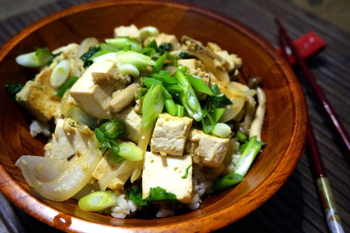 Тофу с грибами. Салат с тофу и помидорами. Комок тофу. Тофу в ассортименте. Постный сыр тофу.