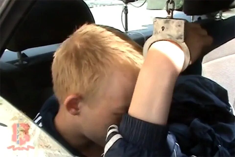 Парень в машине. Полицейский стреляет из машины. Подросток угнал. Школьник за рулем. Угон автомобиля объект.