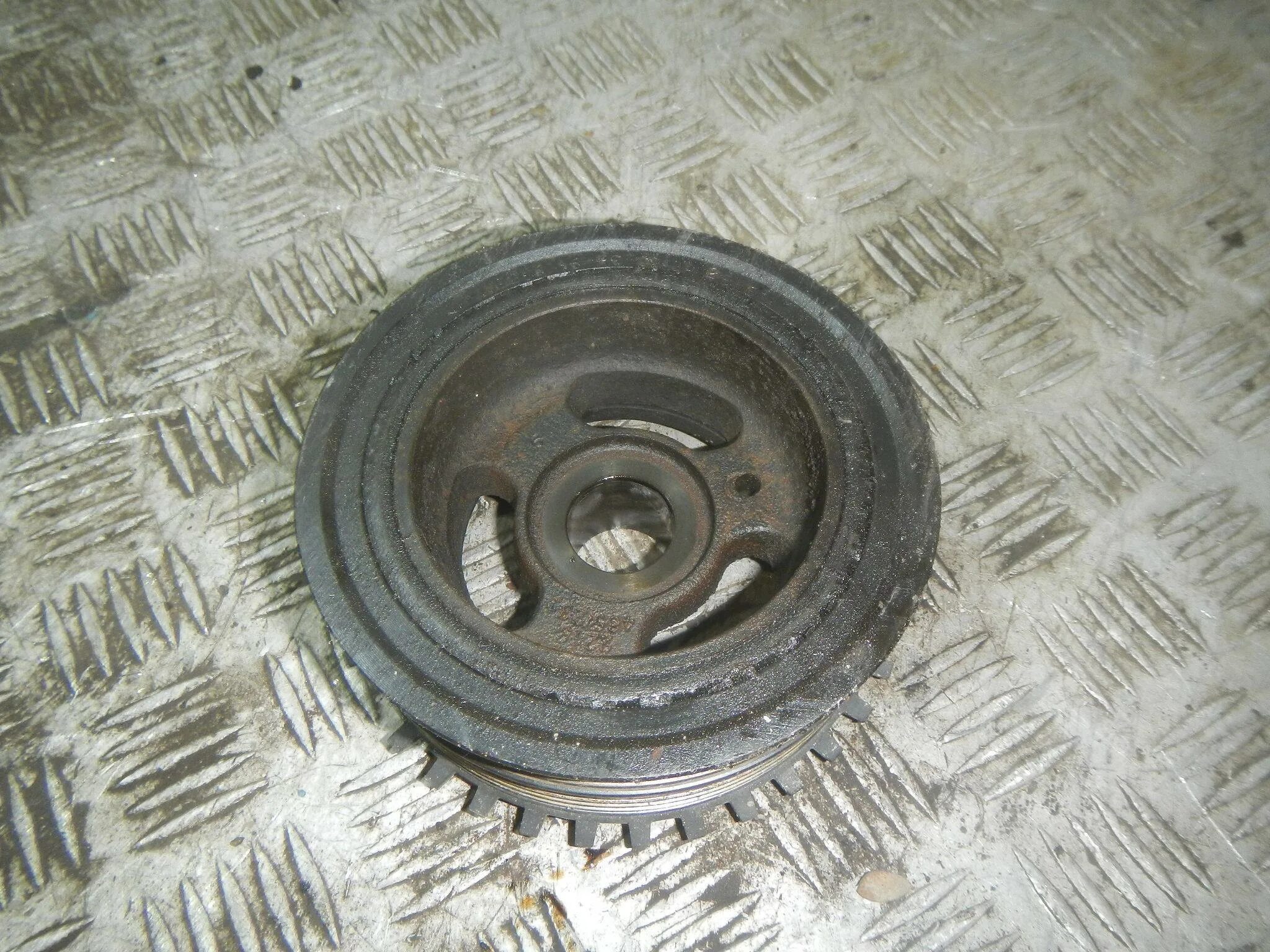 Шкив коленвала форд фокус 3 1. Шкив коленвала форд фокус. Шкив коленвала форд эскейп 2,5. 2 дизель. Шкив коленвала ford explorer 1998.