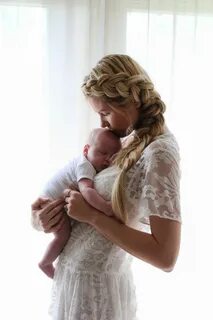 Девочка с ребенком на руках