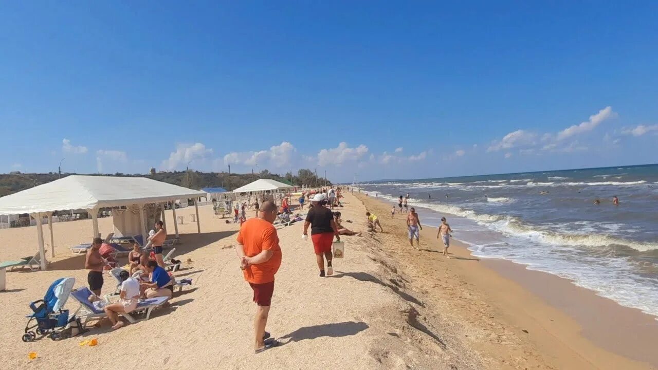 Погода в азовском районе 2 недели. Голубицкая море сейчас. Азовское море отдых 2022. Голубицкая медузы 2022. Порт Азовское море Голубицкая.