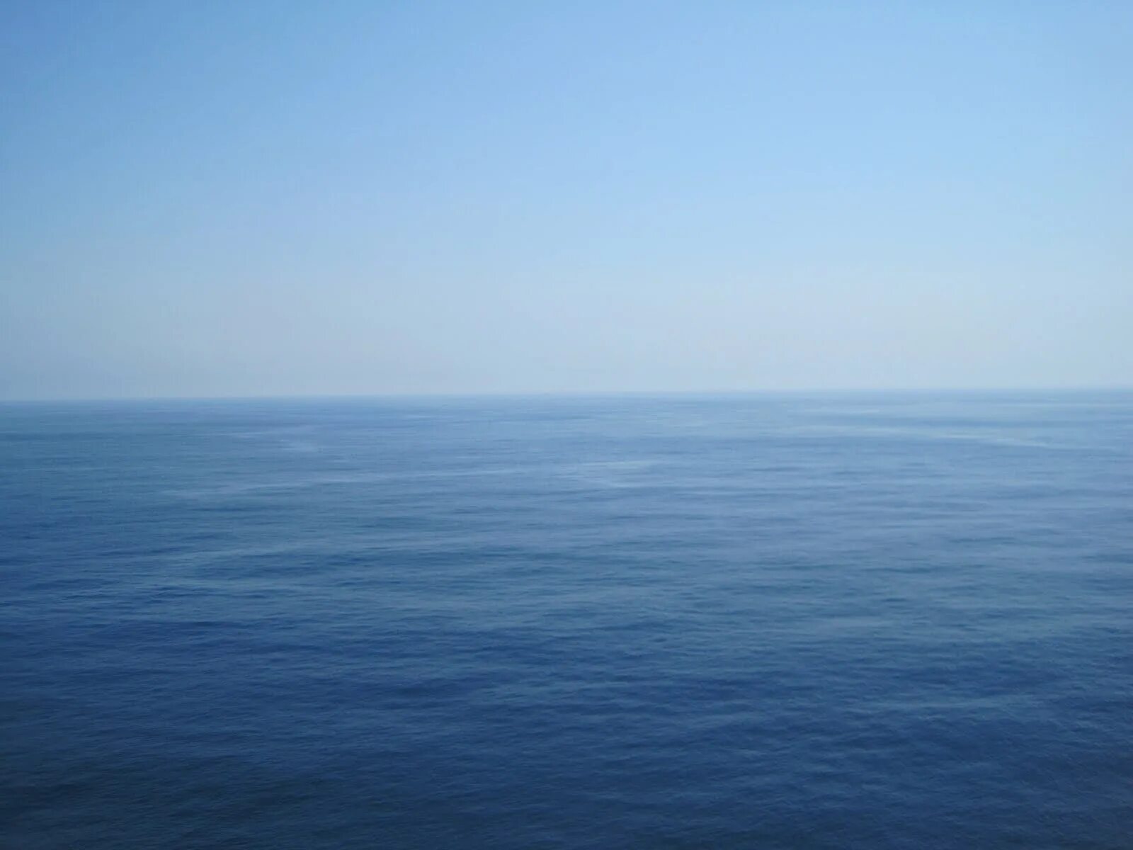 Белый пр сторный город син е море. Море е.