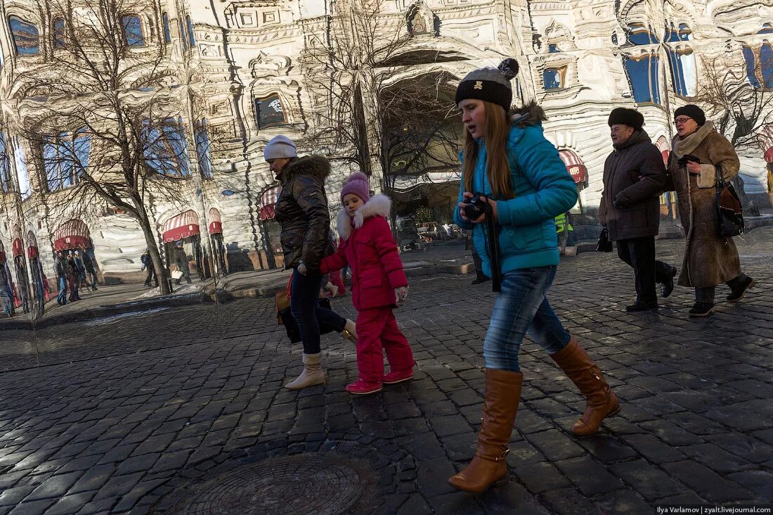 В чем сейчас ходят люди. В чем сейчас ходят в Москве. Ходить по Москве. В чем ходят в Москве сейчас по погоде. В ходят в Москве.