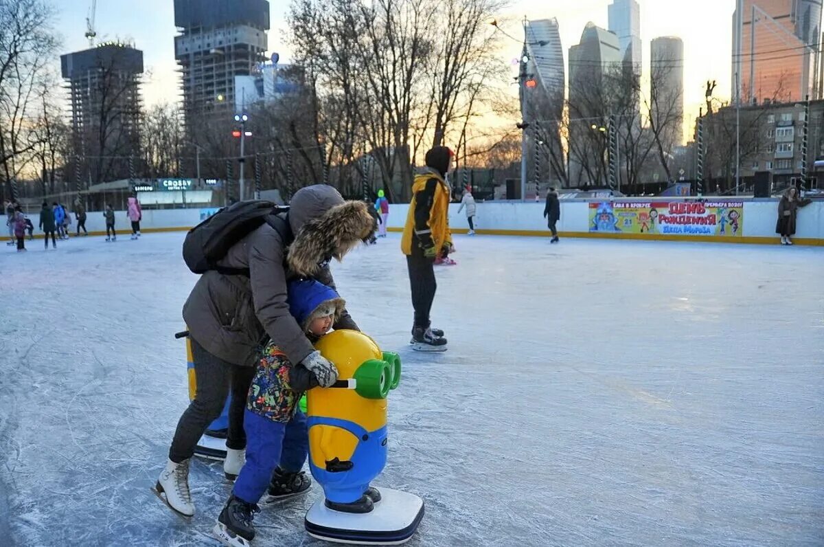 City каток в парке красная. Катки в парках москвы. Каток рядом со мной с прокатом. Сад эрмитаж в москве каток. Proлед каток в саду "эрмитаж".