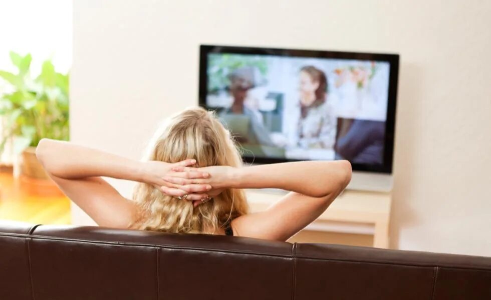 Девушка и телевизор. Женщина у телевизора. Женщина перед телевизором. Диван и телевизор.
