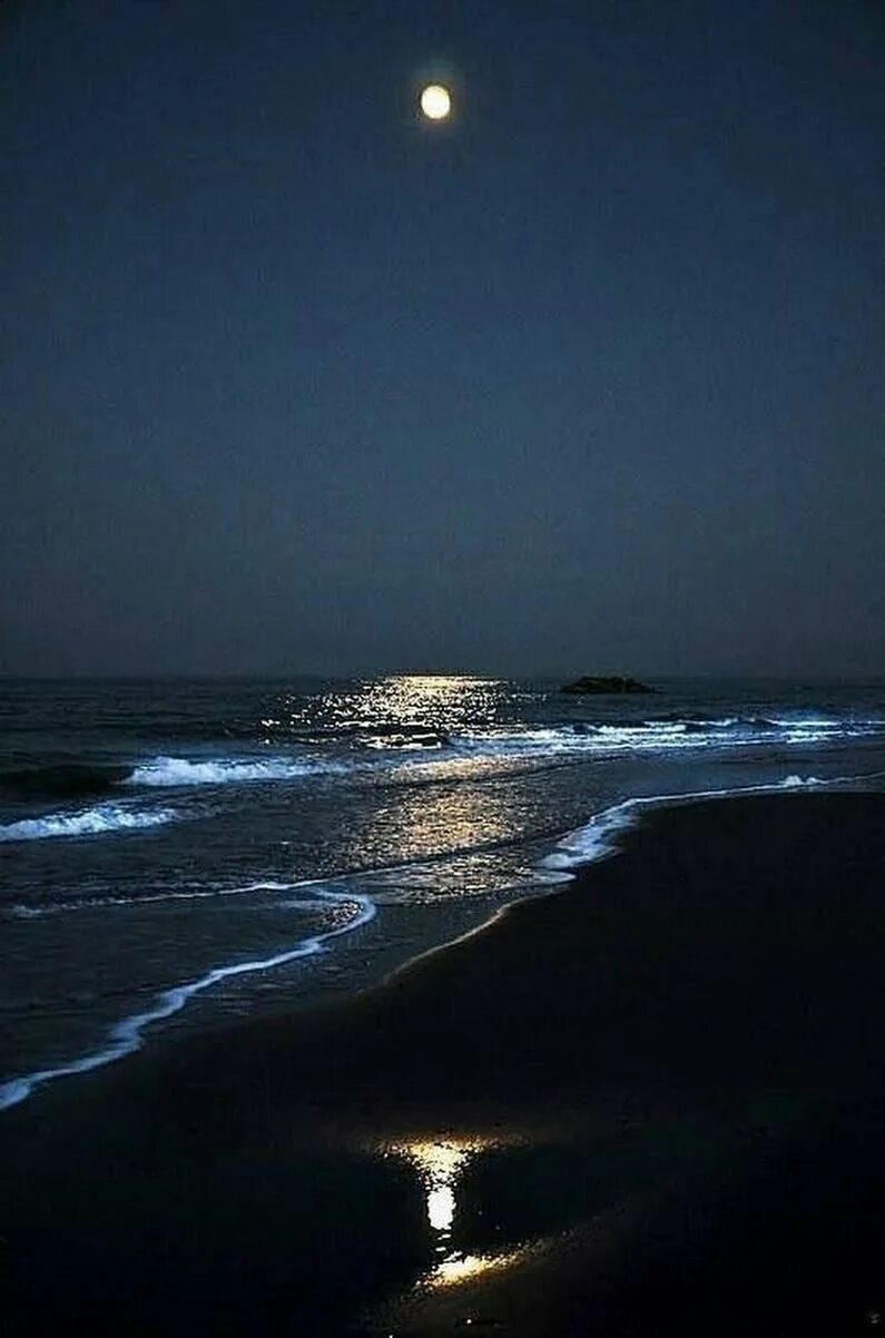 Картинки моря ночью. Гагра Лунная дорожка. Луна над океаном. Ночное море. Ночь в море.