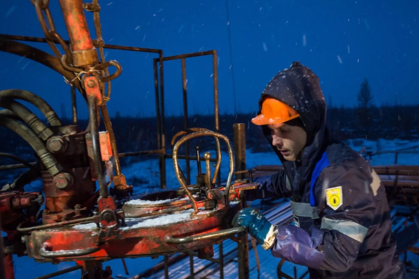 Где на буровой. Бурильщик скважин. Оборудование нефтяной скважины. Бурильщик нефтяных и газовых скважин. Бурильщик на буровой.