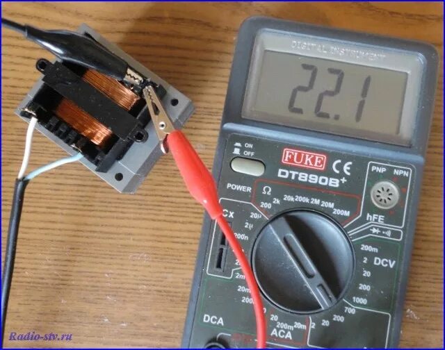 Мультиметр измерение напряжения 12 вольт. Измерение напряжения трансформатора мультиметром. Измерение напряжения мультиметром 12 вольт. Замер напряжения мультиметром в блоке питания.
