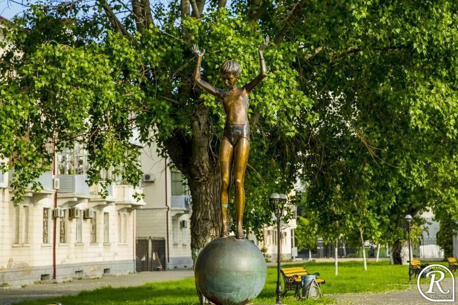 Скульптура девочка на шаре Новороссийск. Девочка на шаре Новороссийск. Памятник девочка на шаре Новороссийск. Скульптура девушка на шаре.