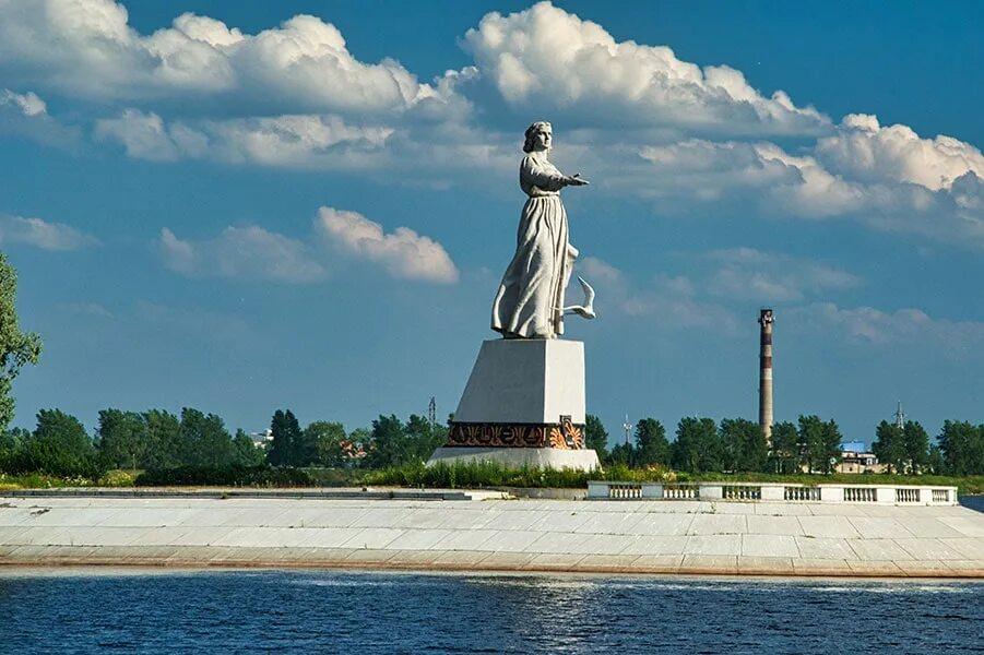 Волга матушка волга кормилица. Монумент Волга-мать в Рыбинске. Монумент Волга Рыбинск. Волга мать памятник в Рыбинске. Мать-Волга достопримечательности Рыбинска.