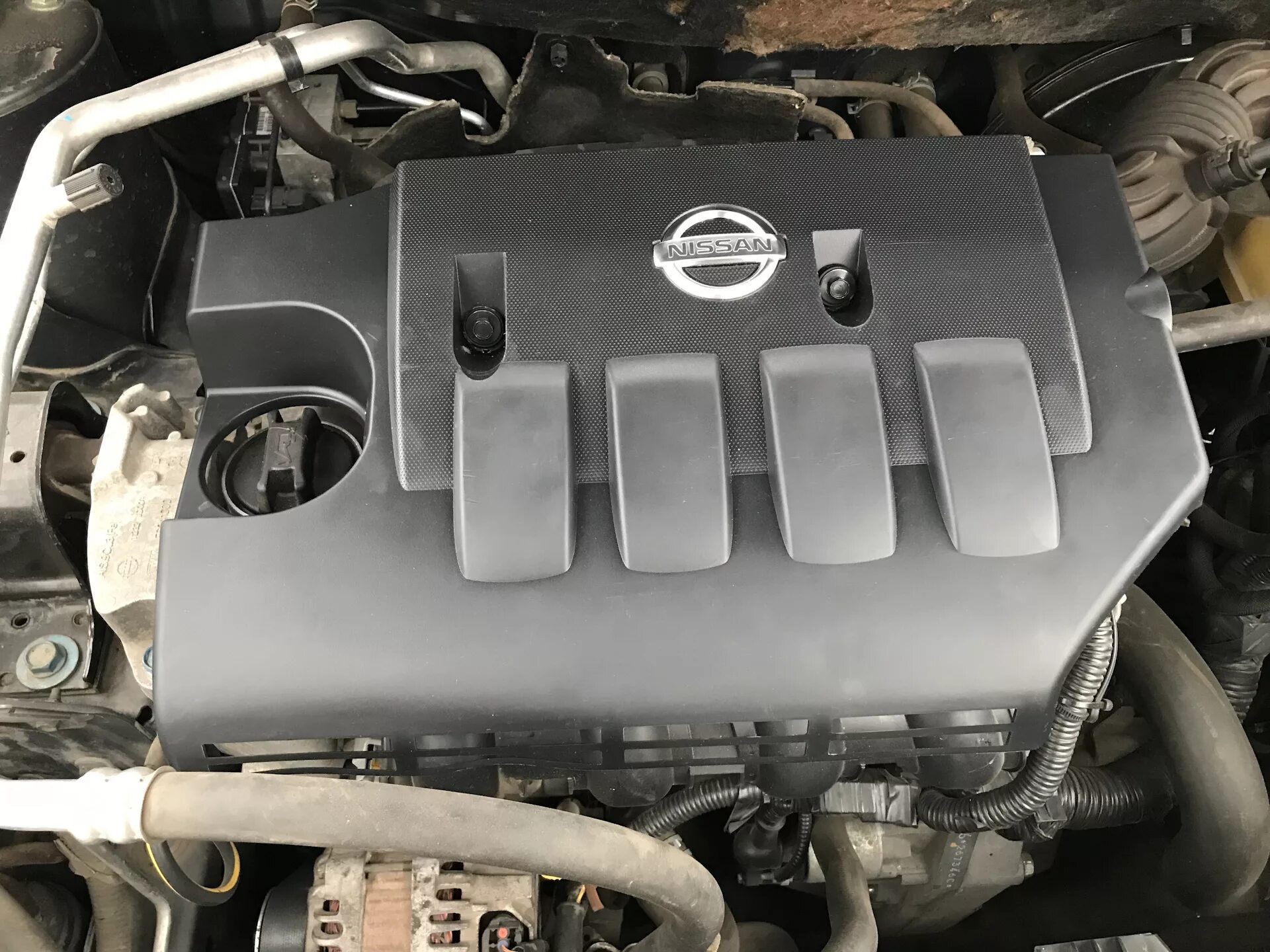 Крышка двигателя Nissan Qashqai j10 1.6. Крышка на двигатель Nissan Qashqai 1.6. Накладка на двигатель 1.6 Ниссан Кашкай j10. Двигатель Ниссан Кашкай 1.6.