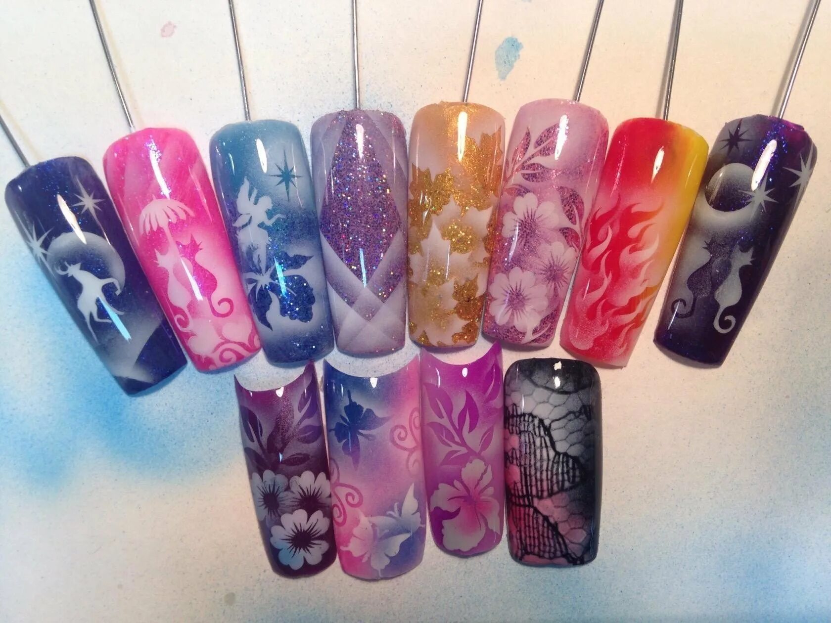 дизайн ногтей аэрография. идеи маникюра с аэрографией. дизайны аэрография. весенний маникюр аэрография. аэрография на ногтях.