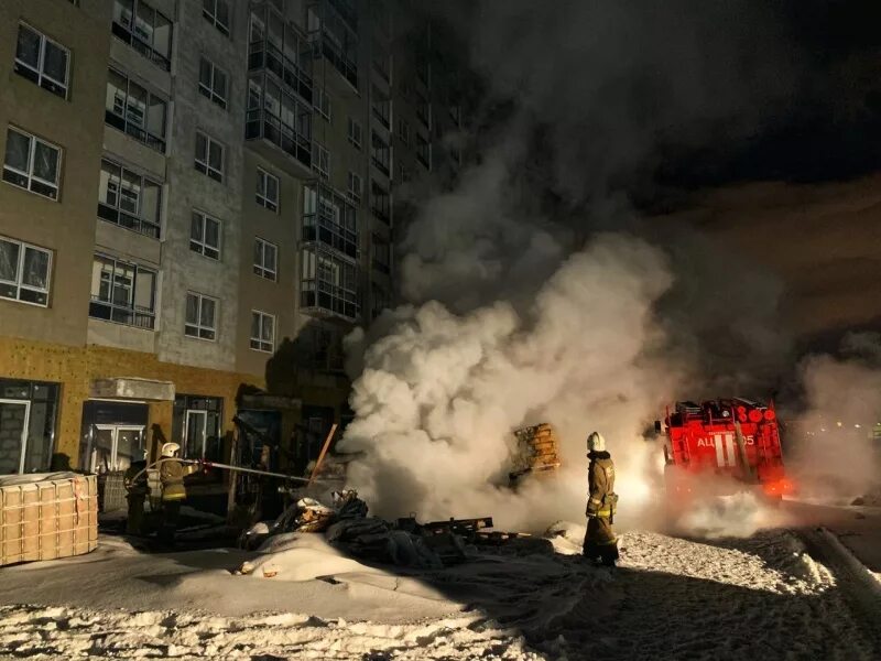 Что случилось в екб. Пожар Екатеринбург сейчас е1. Что горит в Екатеринбурге сейчас. Пожар на широкой речке в Екатеринбурге. Пожарные на стройплощадке.