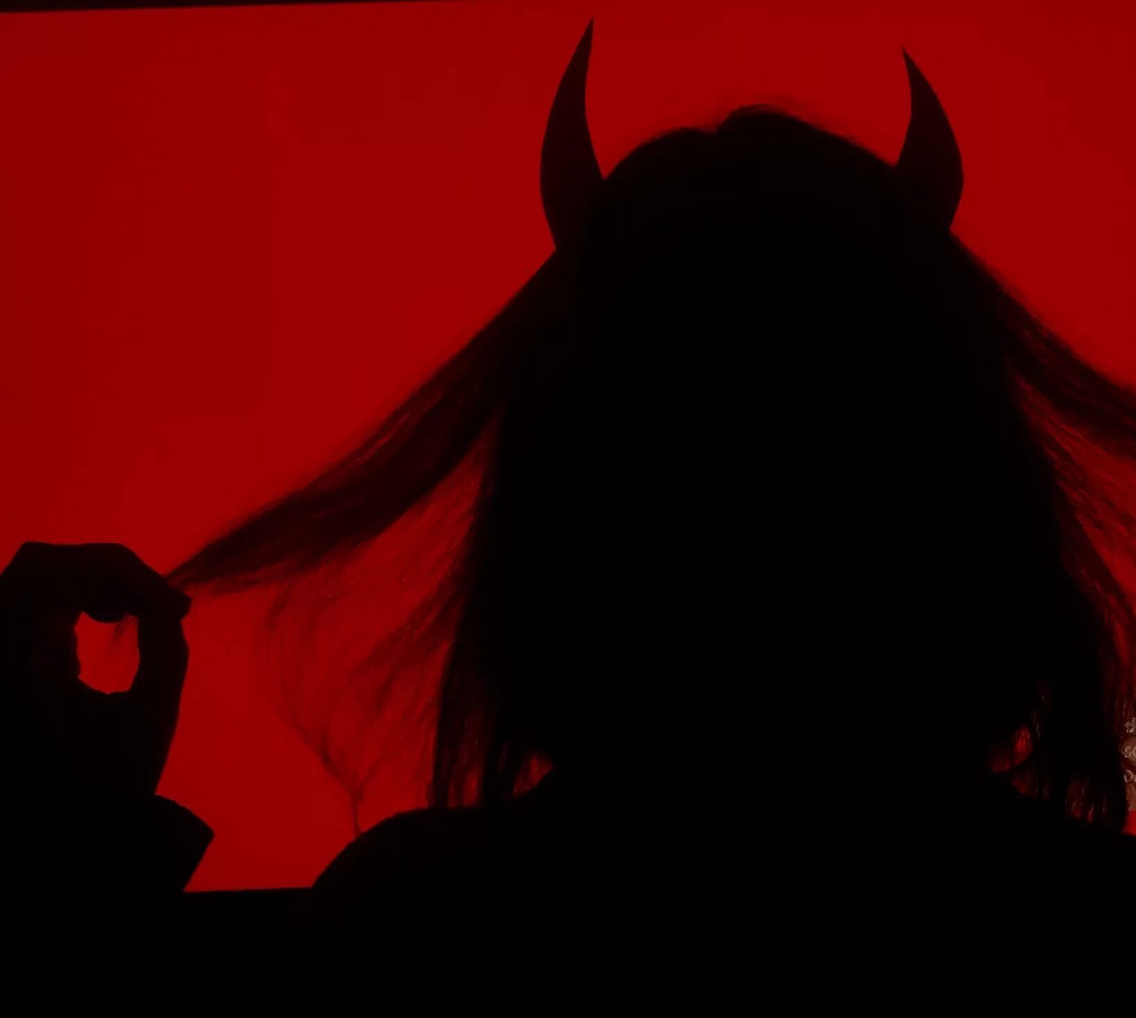 Красная девушка с рожками. Ободок рожки дьявола. Красная девушка с рожками. Девушка демон с красными волосами. Девушка с рожками.