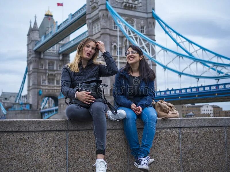 Двое в лондоне. Две девочки на Мостах. Две девочки в Лондоне. Объятия в стиле «Лондонский мост». Человек на фоне Лондона.