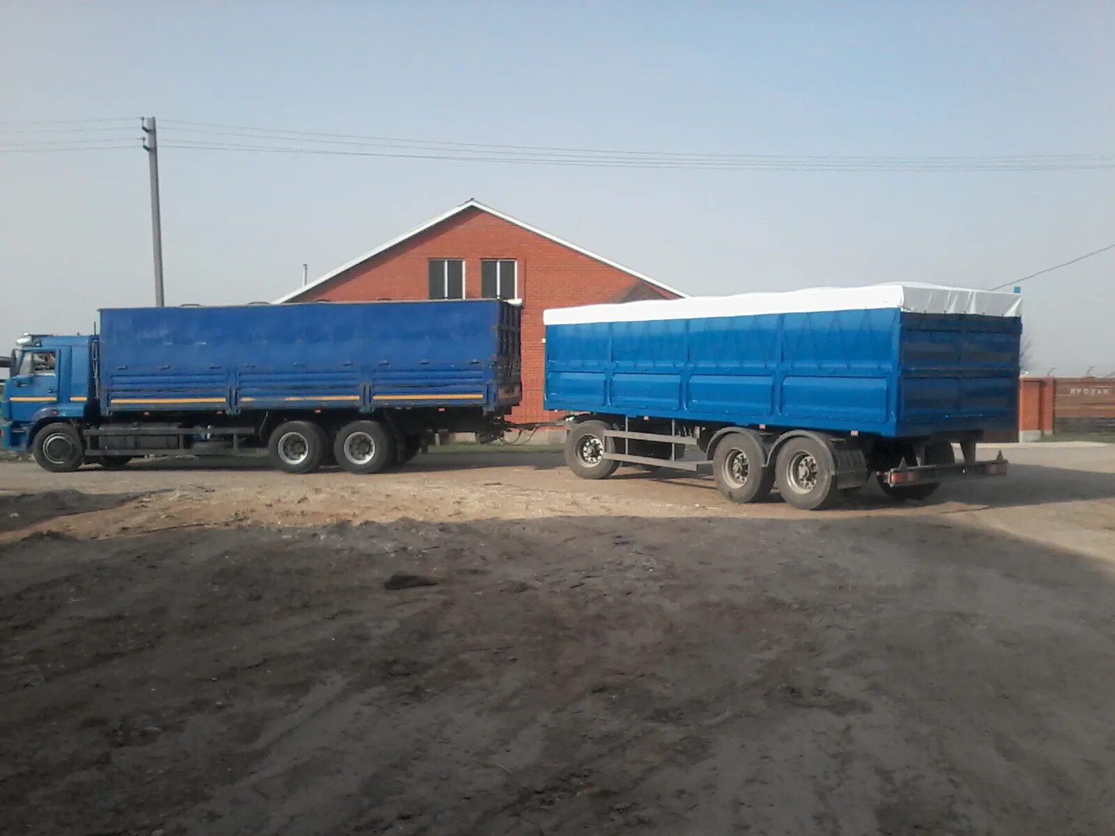 кузов зерновоз на камаз. камаз 5320 зерновоз с прицепом. маз 6303 бортовой зерновоз. актуальные заявки для зерновозов. тонар зерновоз 4 оси.