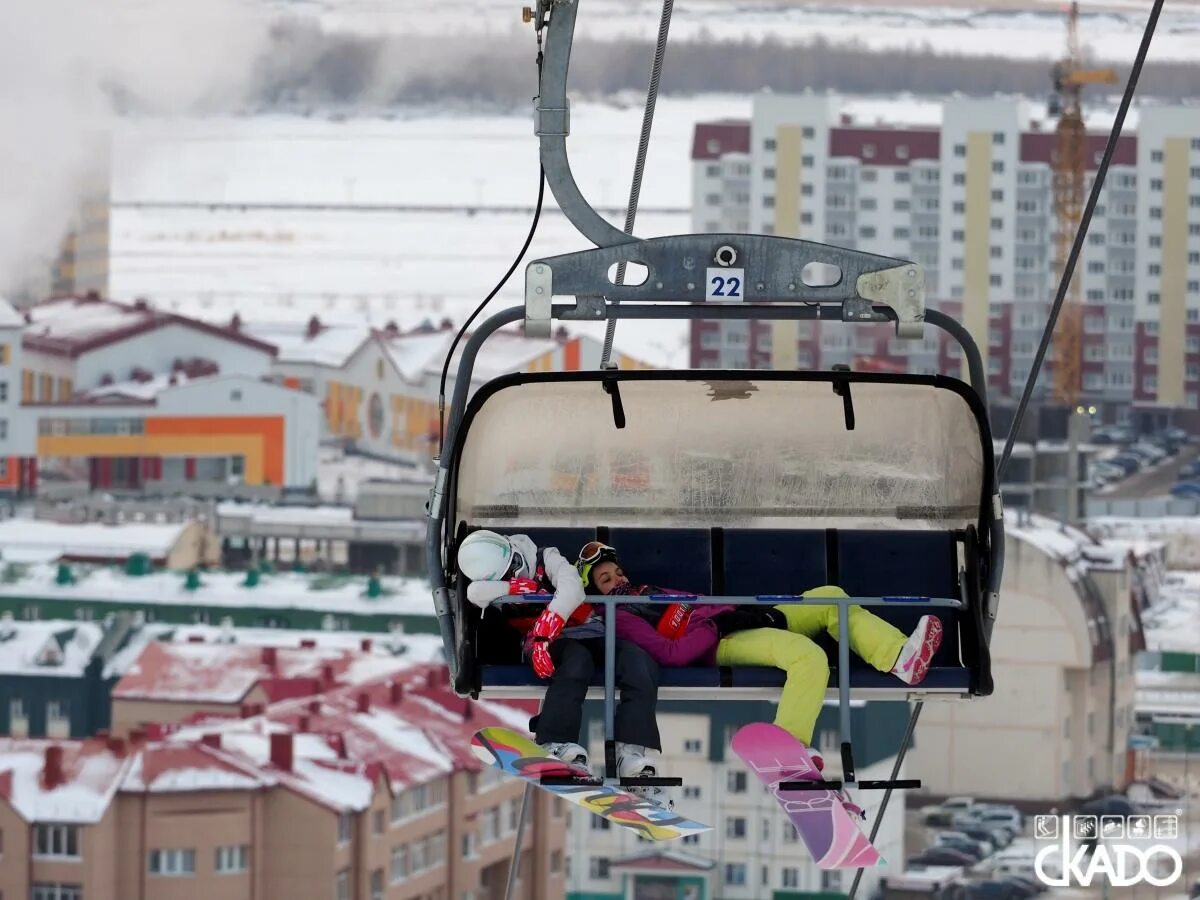 Канатная дорога в ханты-мансийске. Горнолыжка хвойный урман ханты. Фуникулер ханты мансийск. Манжерок горный алтай подъемник. Канатная дорога в ханты-мансийске.