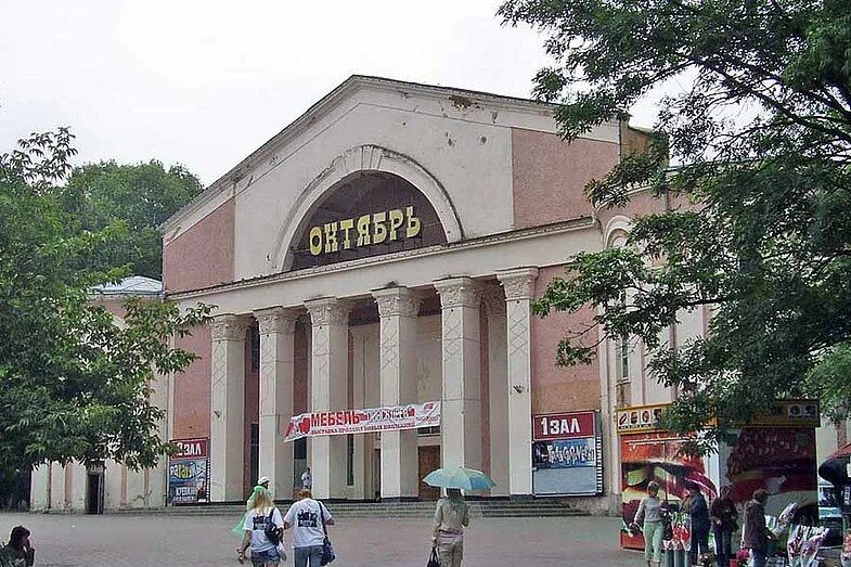 Кинотеатр октябрь город новокузнецк. Новый арбат 24 кинотеатр каро. Октябрьский кинотеатр люберцы. Кинотеатр октябрь где. Кинотеатр октябрь кемерово.