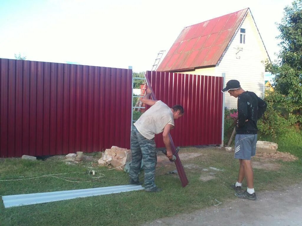 Работ установке забора профнастила. Монтаж забора из профнастила. забор из профнастила на дачном участке. забор из профнастила с соседями. забор профнастил с соседями.
