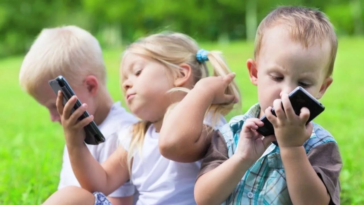 Phone for kids. Картинка мальчик с телефоном в руках. Ребенок с айпадом. Kid phone. Влияние гаджетов на детей.